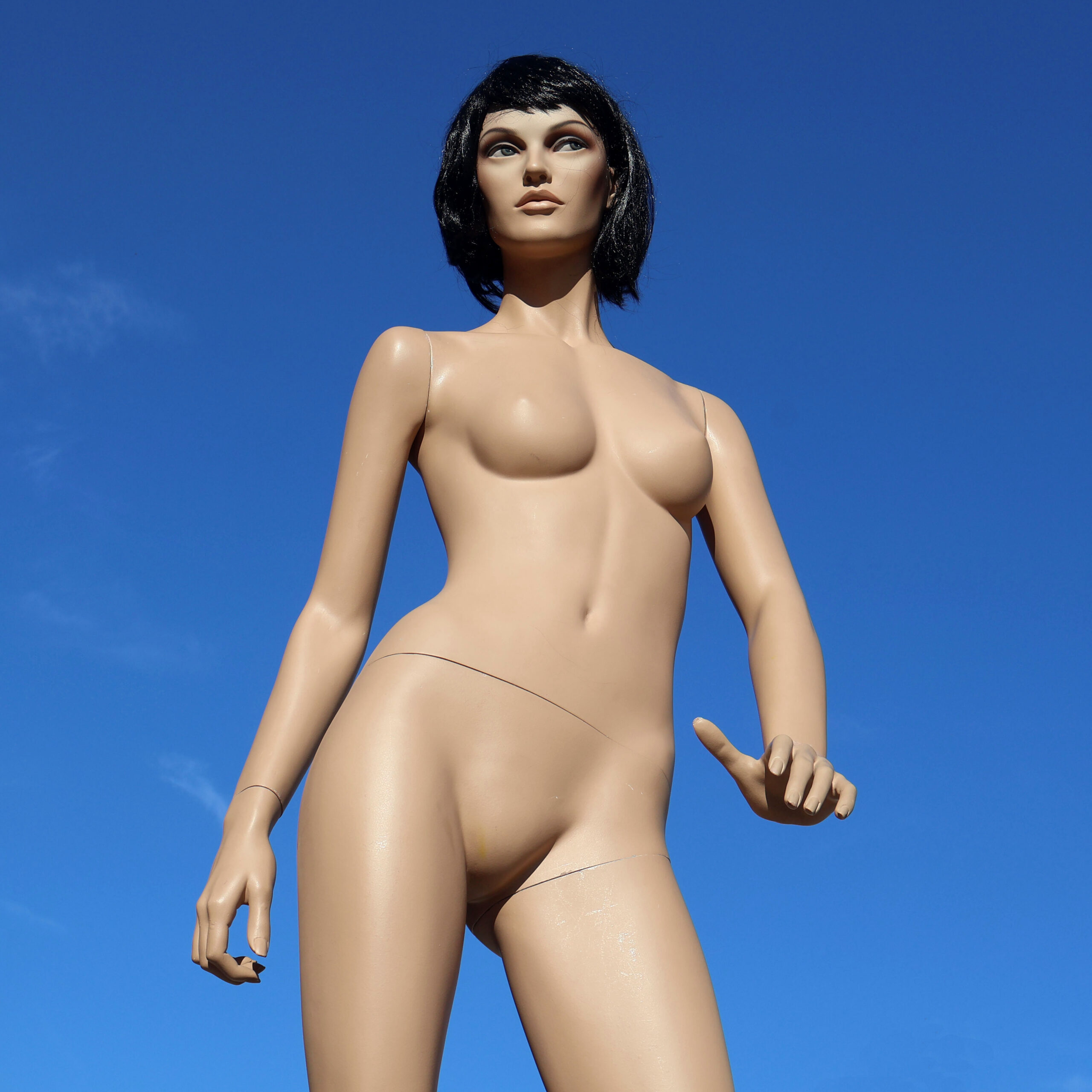 Mannequin vitrine 2000s réaliste. Pose décontractée.