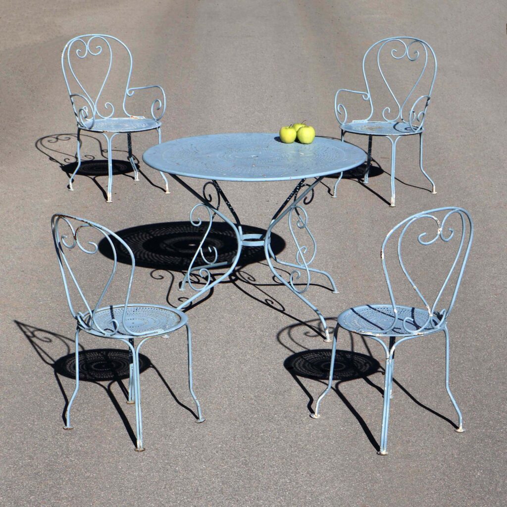 Salon de jardin romantique 60s. Vintage sixties, en fer forgé