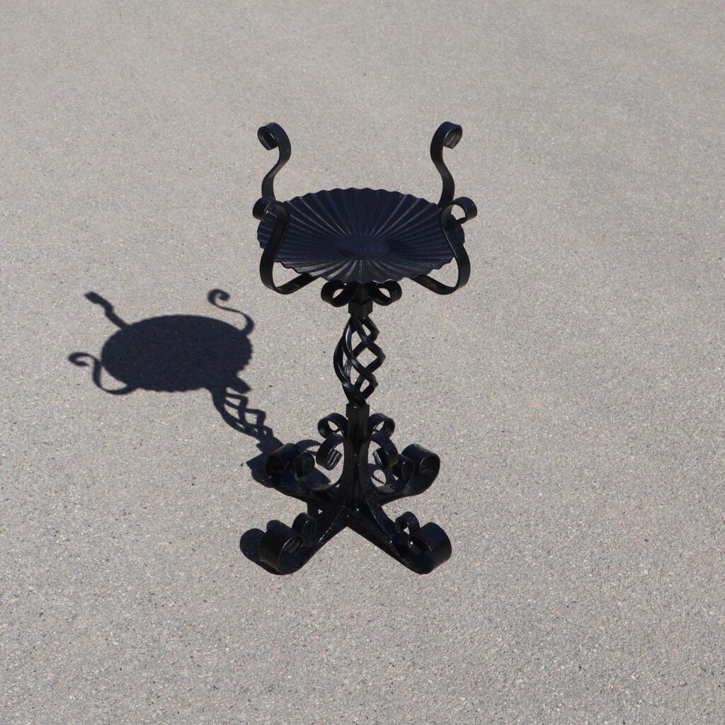 Support plante fer forgé kitsch. Support surélevé avec pied central