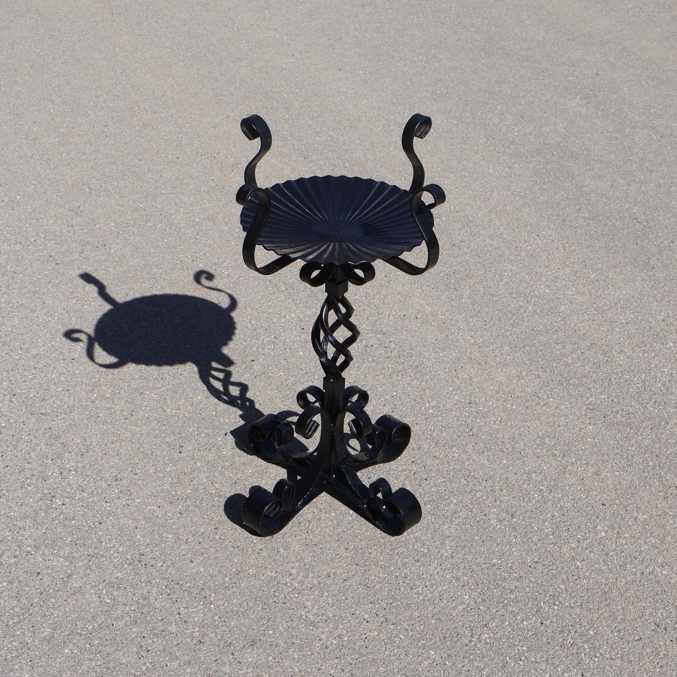 Support plante fer forgé kitsch. Support surélevé avec pied central