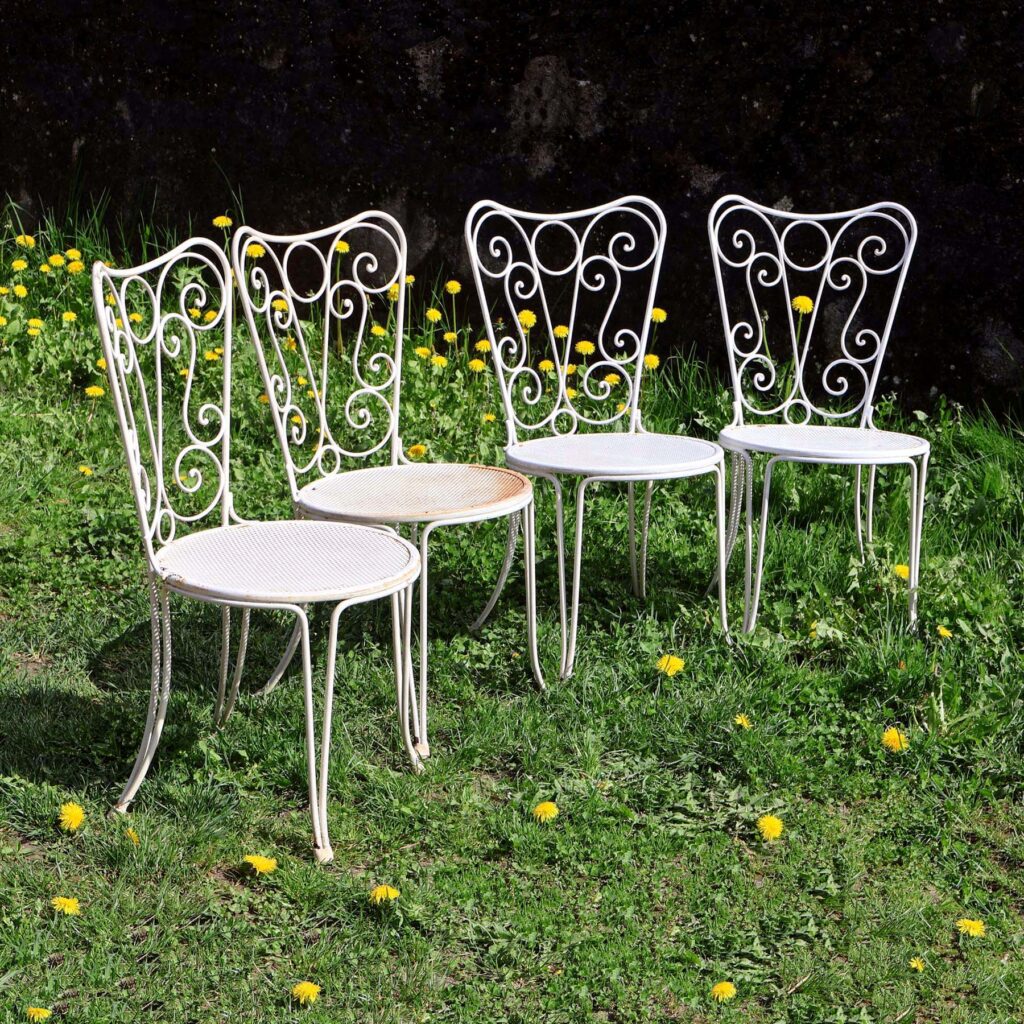 chaises de jardin romantiques 60s. Lot de 4 sièges en fer forgé