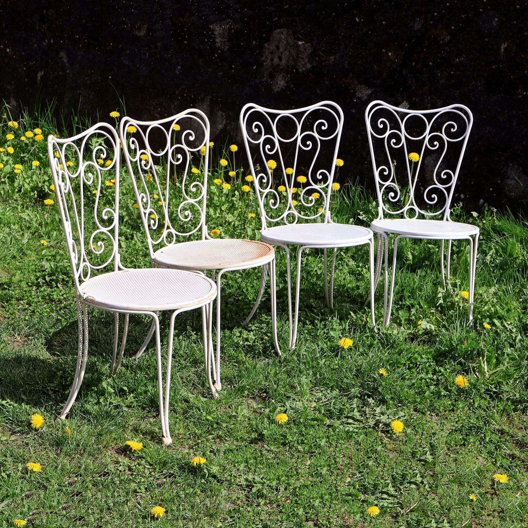 chaises de jardin romantiques 60s. Lot de 4 sièges en fer forgé