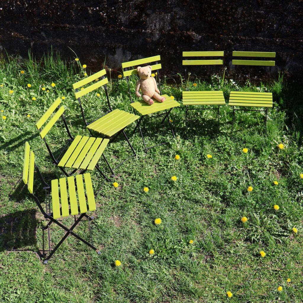 Chaises pliantes jardin look vintage. Sièges pliables