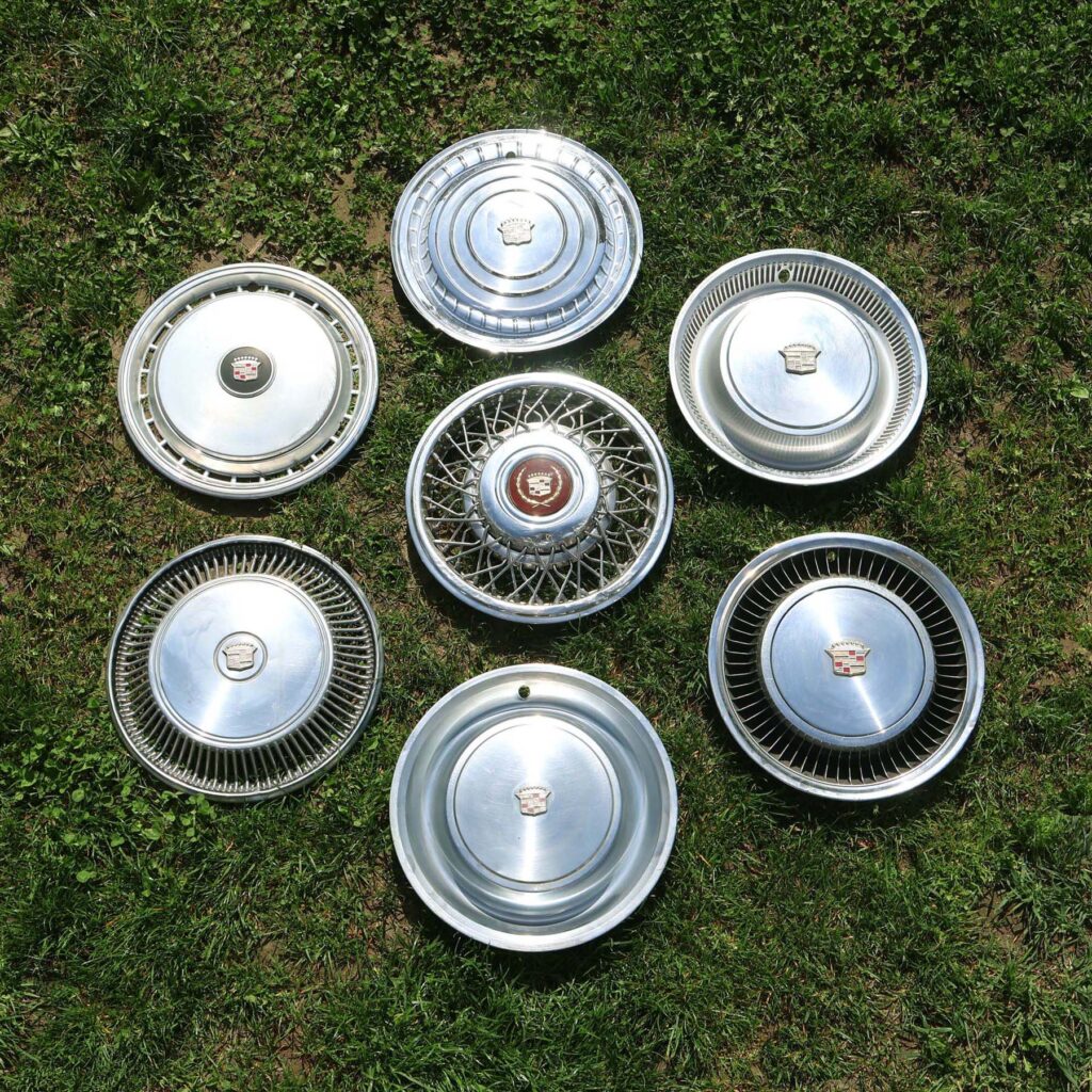 Enjoliveurs Cadillac déco garage vintage. Chapeaux de roue