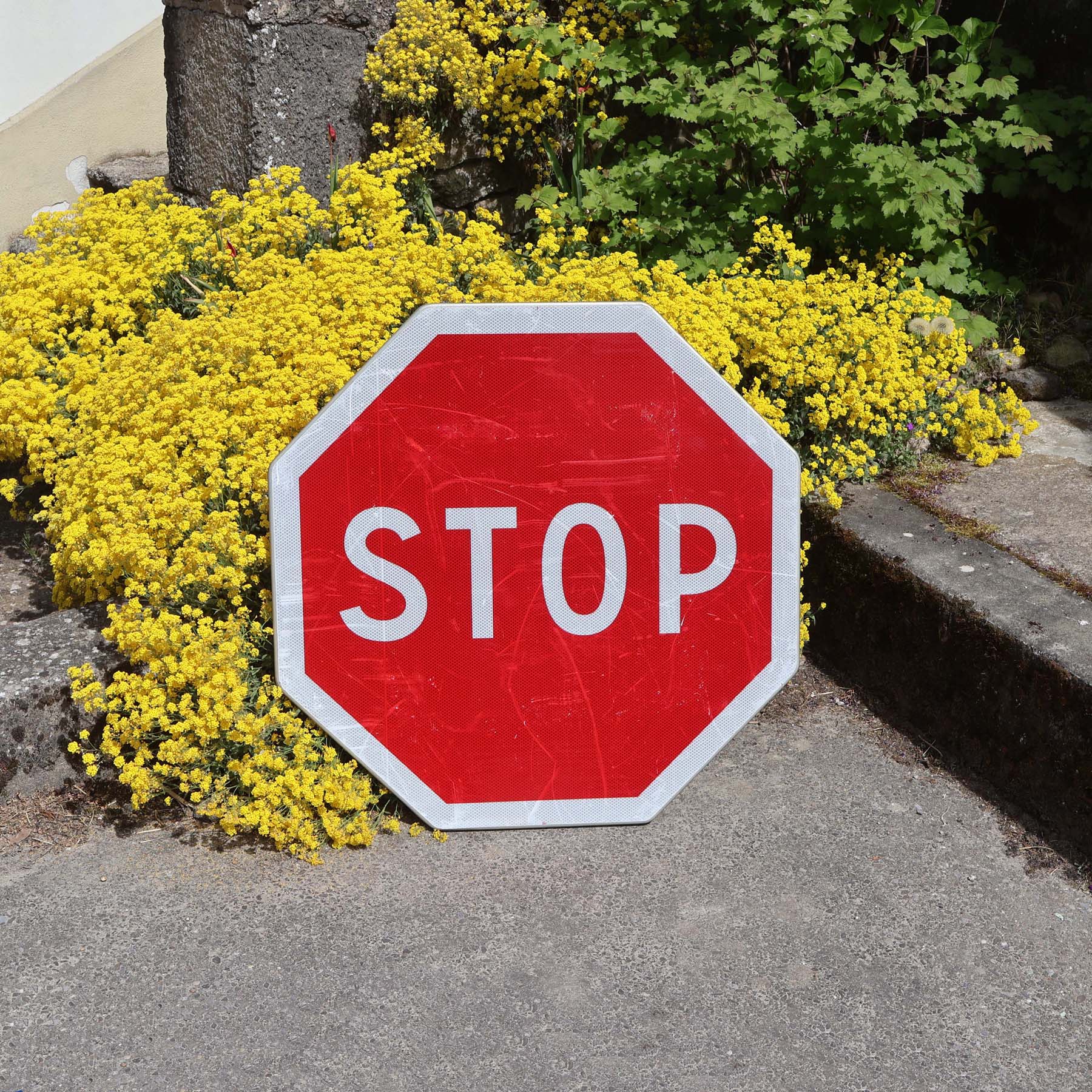 Panneau stop grand format. Écriteau de signalisation routière