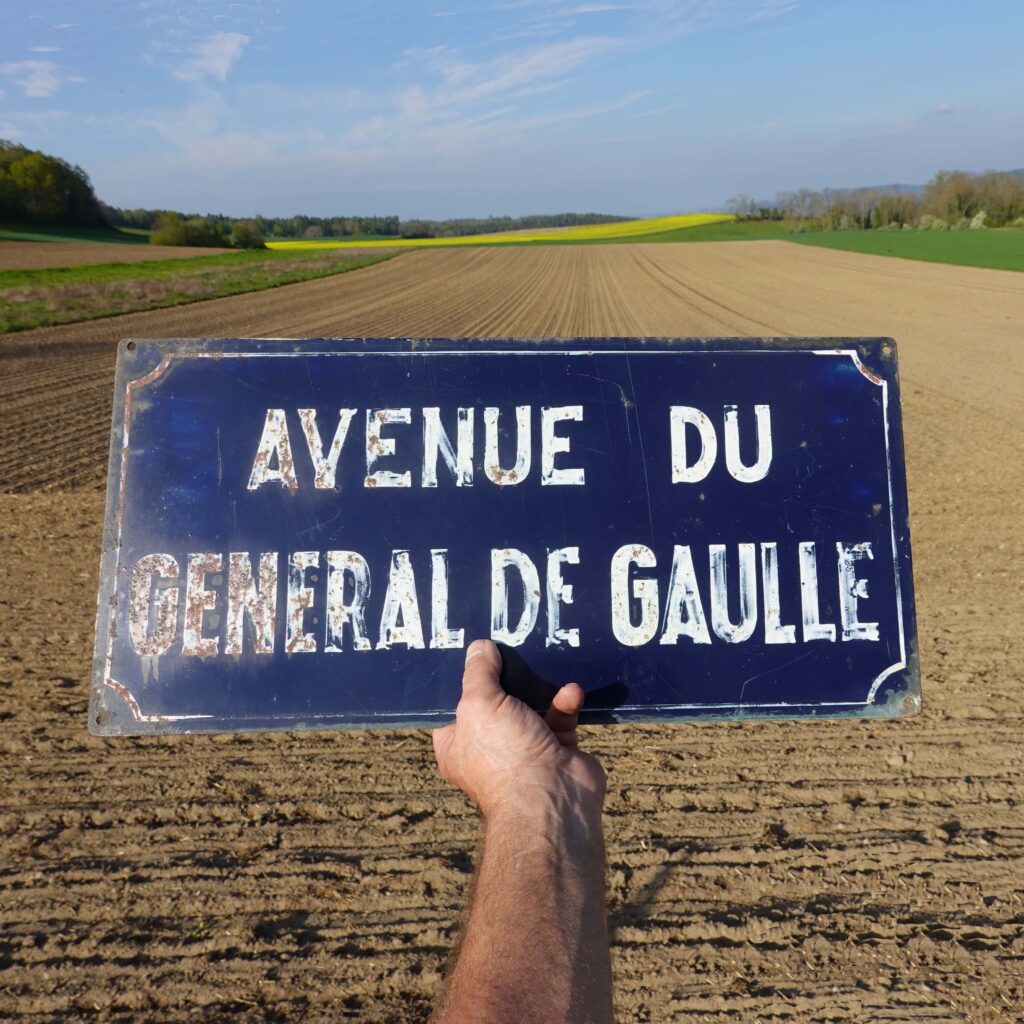 Plaque avenue général De Gaulle. Ancienne plaque de rue