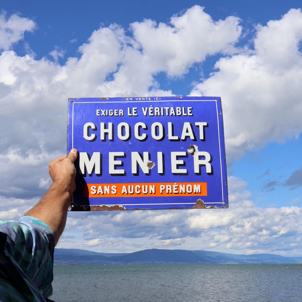 Plaque émaillée chocolat Menier. Tôle publicitaire ancienne
