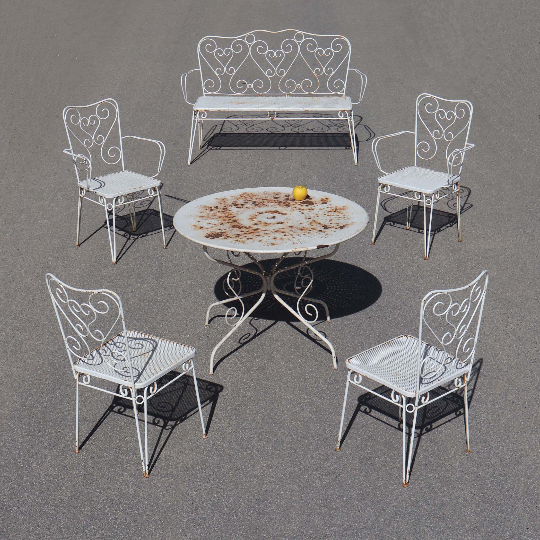 Salon de jardin 60s romantique. fer forgé avec décor de volutes.