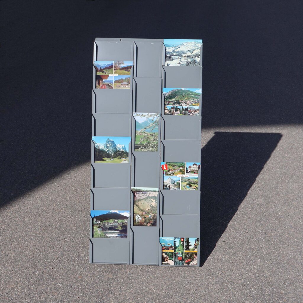 Support cartes postales mural. Fabrication Suisse vintage Mewa