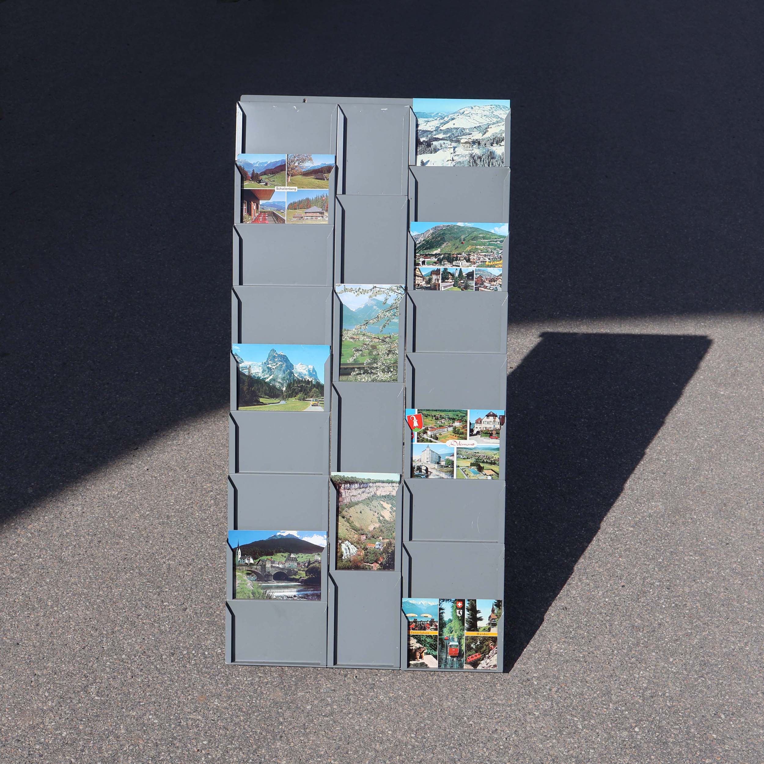 Support cartes postales mural. Fabrication Suisse vintage Mewa