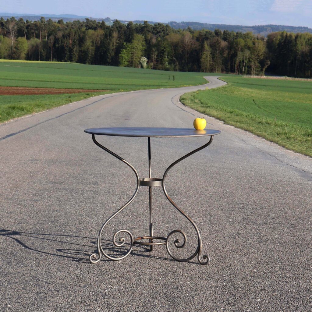 Table ronde fer forgé 19eme, début 20ème. Décapée, acier brut
