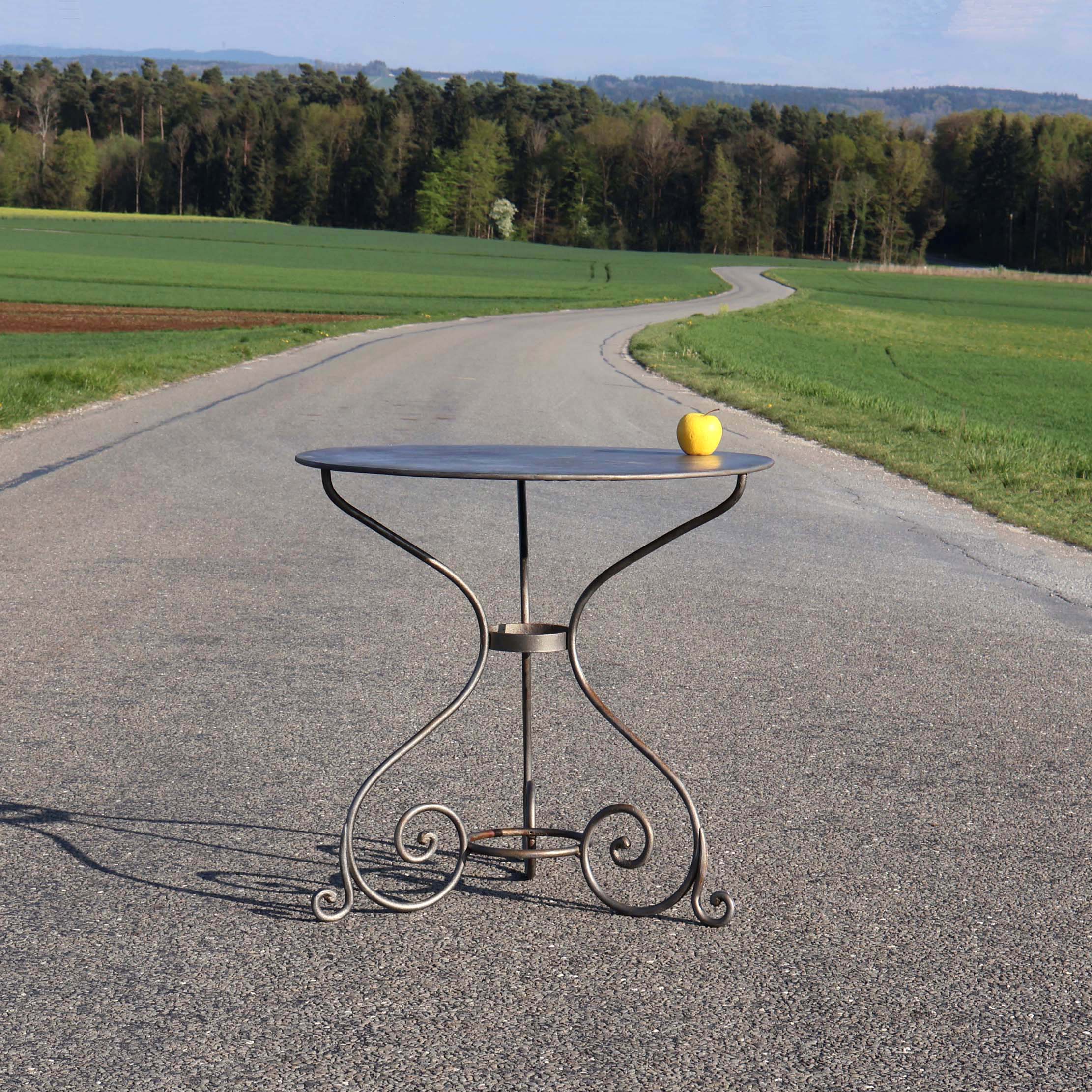 Table ronde fer forgé 19eme, début 20ème. Décapée, acier brut