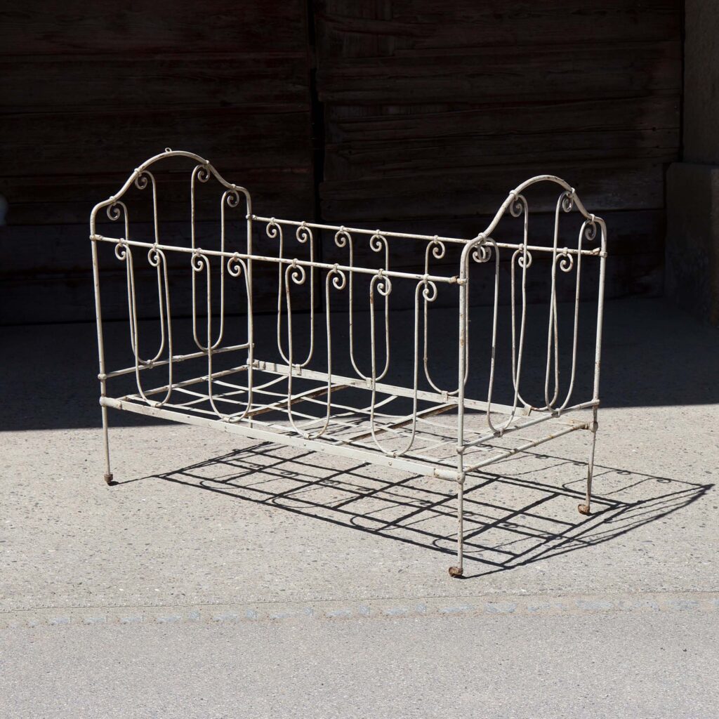 Ancien lit fer forgé Bigla 1920s. Lit d'enfant pliable