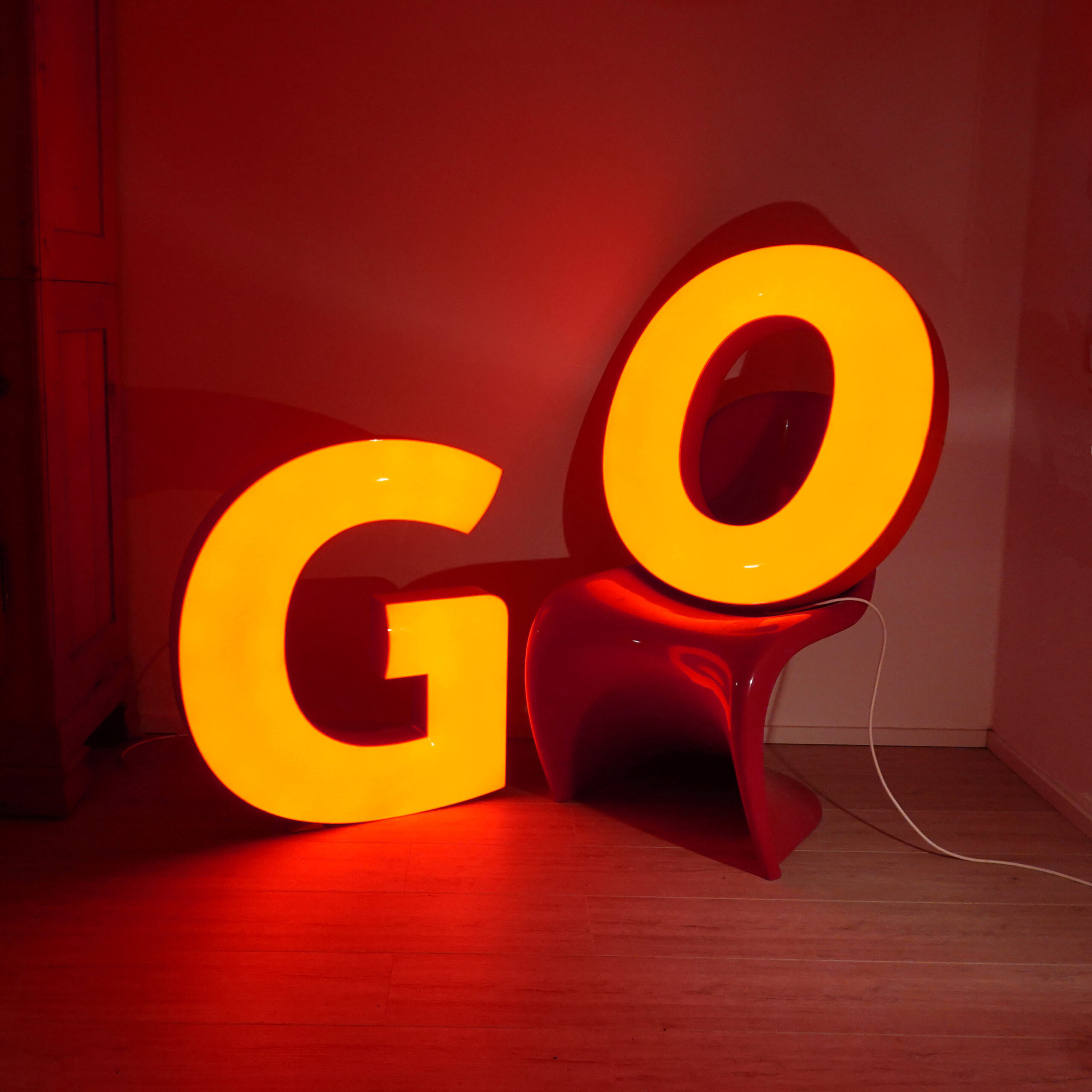 Lettres lumineuses orange look 70s. Lettres en 3D.