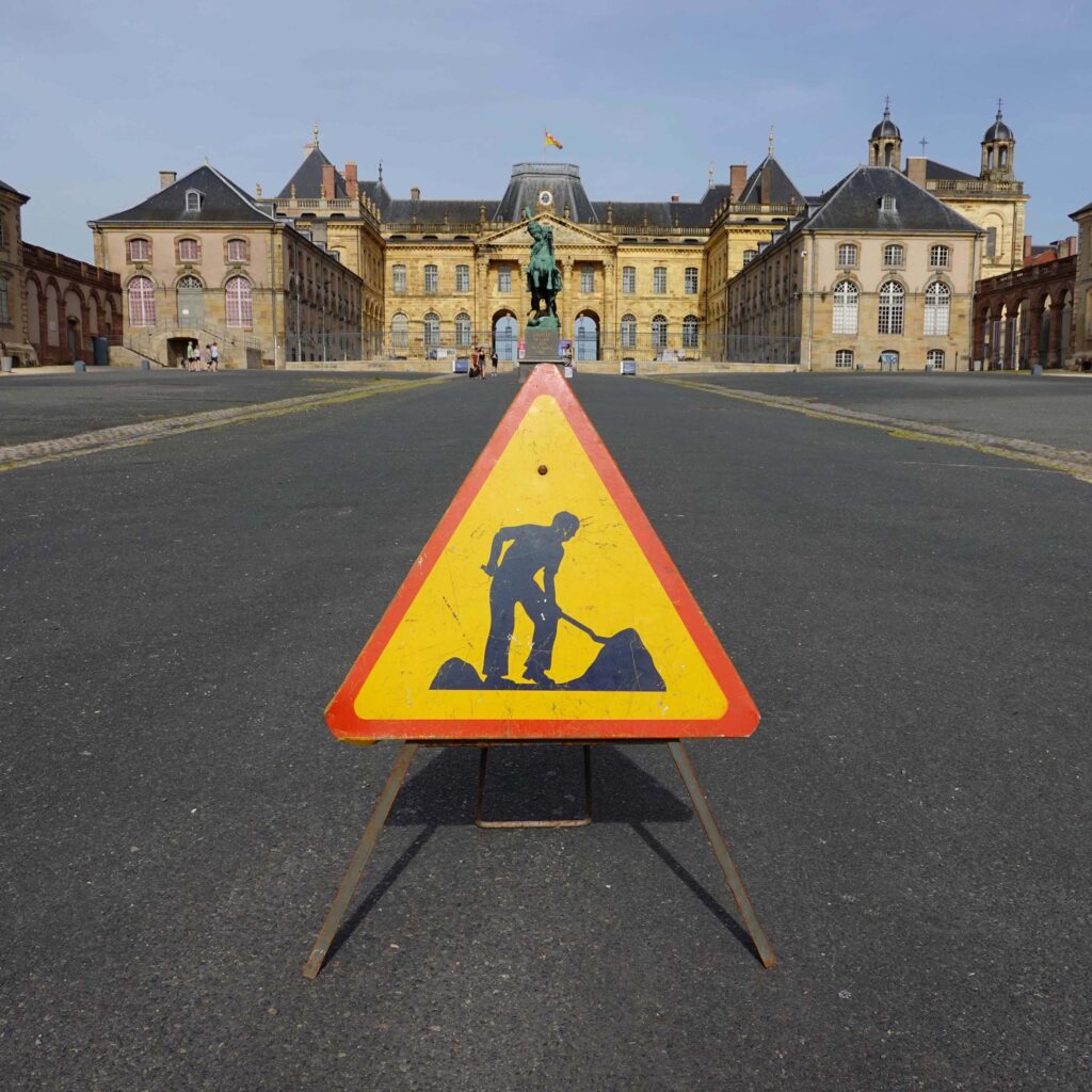 Panneau attention travaux 60s. Sur trépied. Vintage