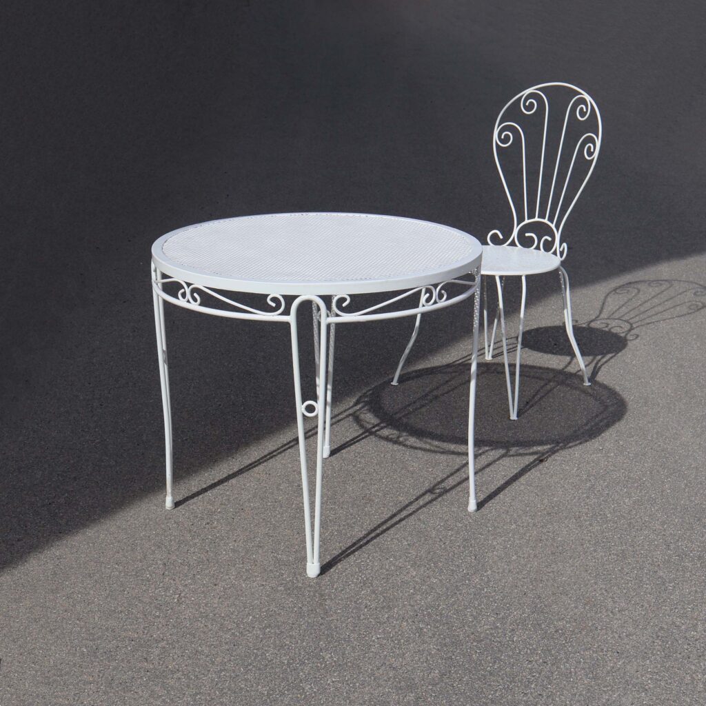 Table de jardin 60s romantique. En fer forgé peint en blanc.