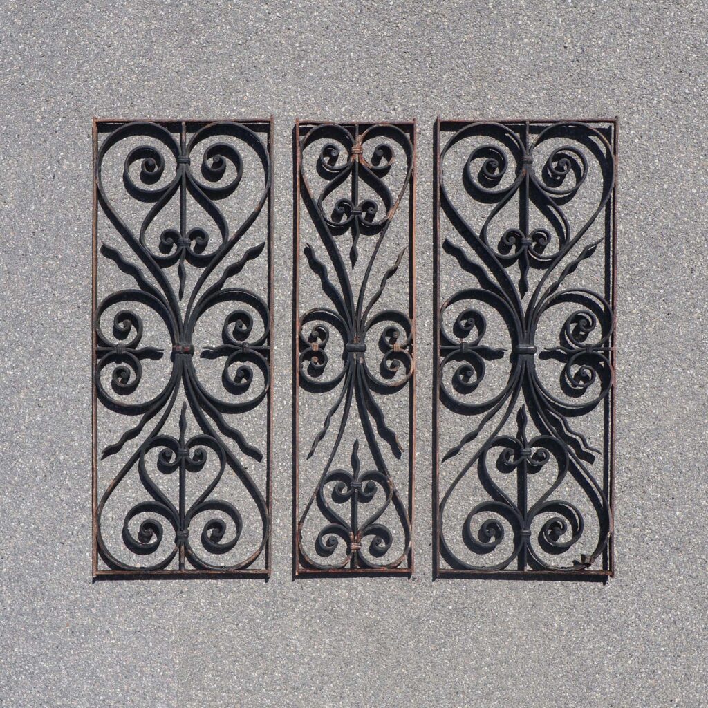 3 grilles de porte anciennes en fer forgé. Avec volutes décoratives