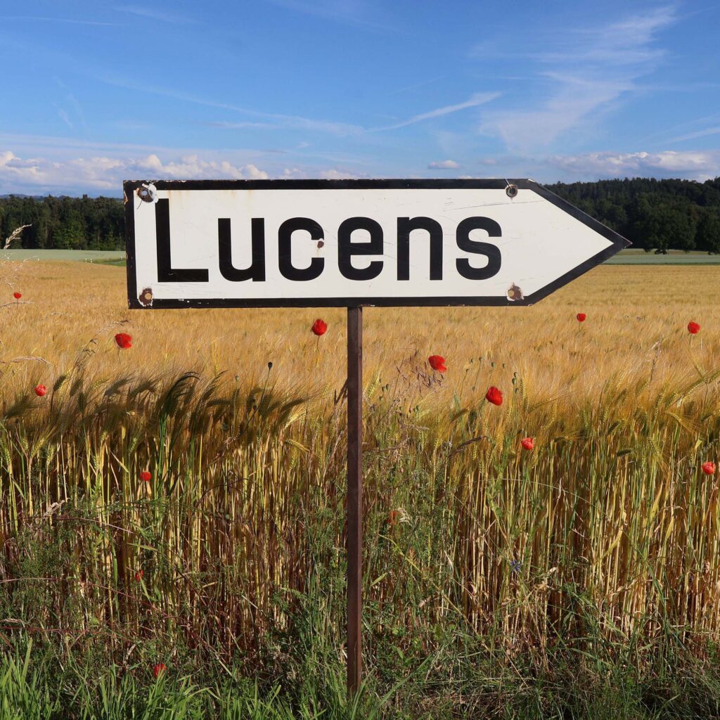 Lucens VD, plaque émaillée 1940s. Flèche de signalisation