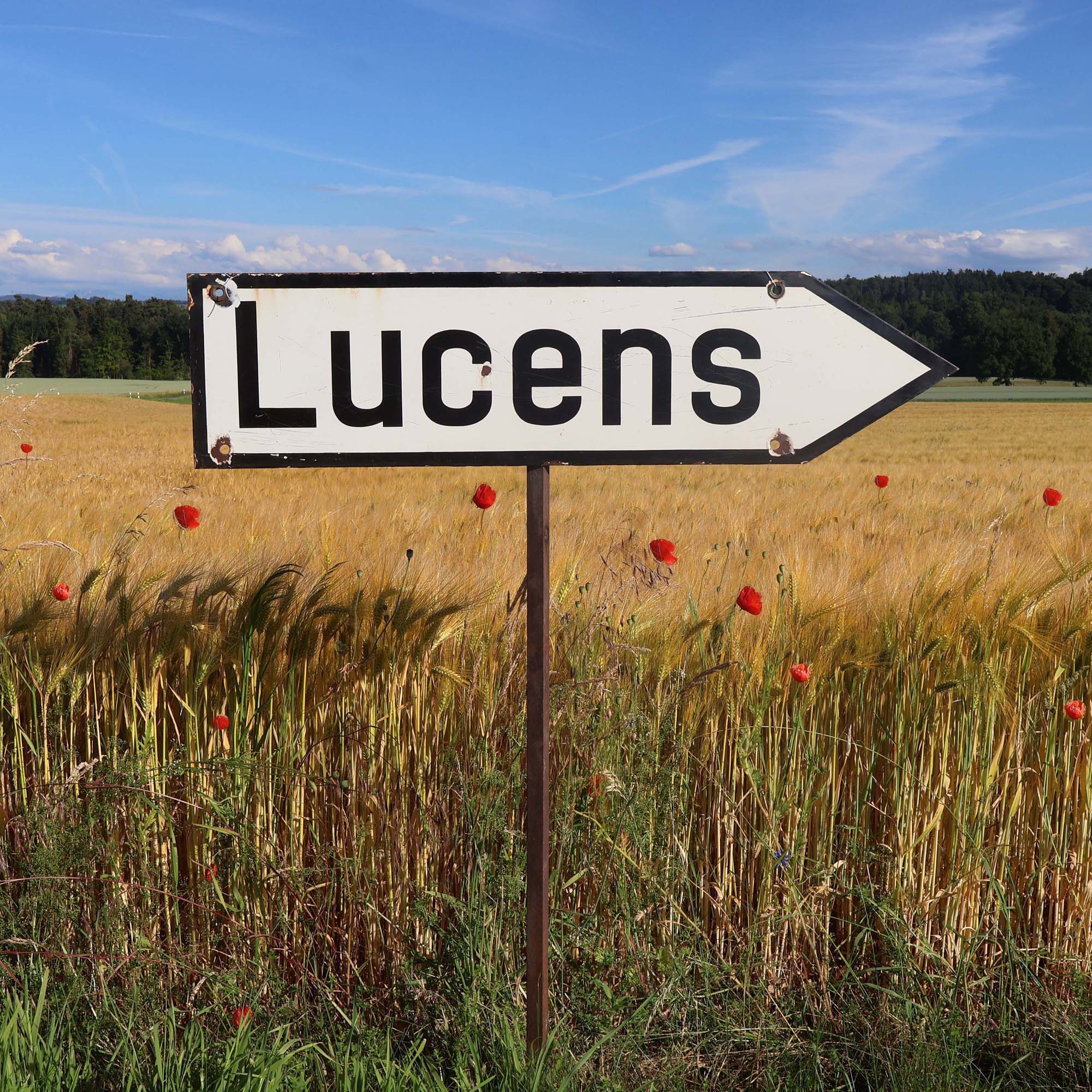Lucens VD, plaque émaillée 1940s. Flèche de signalisation