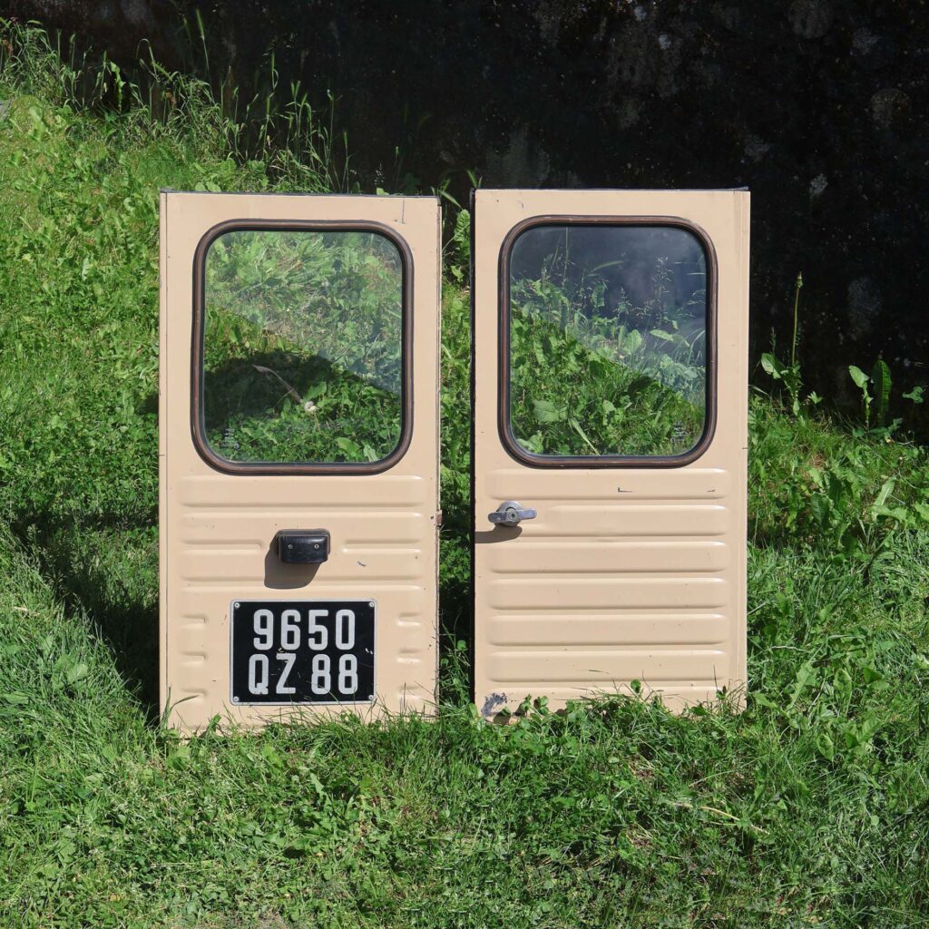 Portes 2cv fourgonnette Acadiane à recycler en portières de meuble