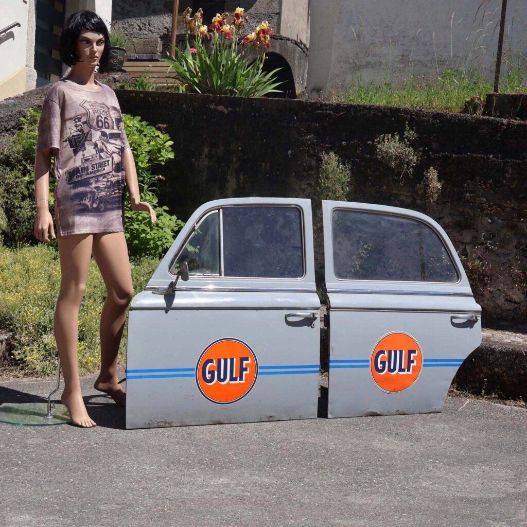 Portes automobile 50s décor Gulf motor oil. Décoration garage