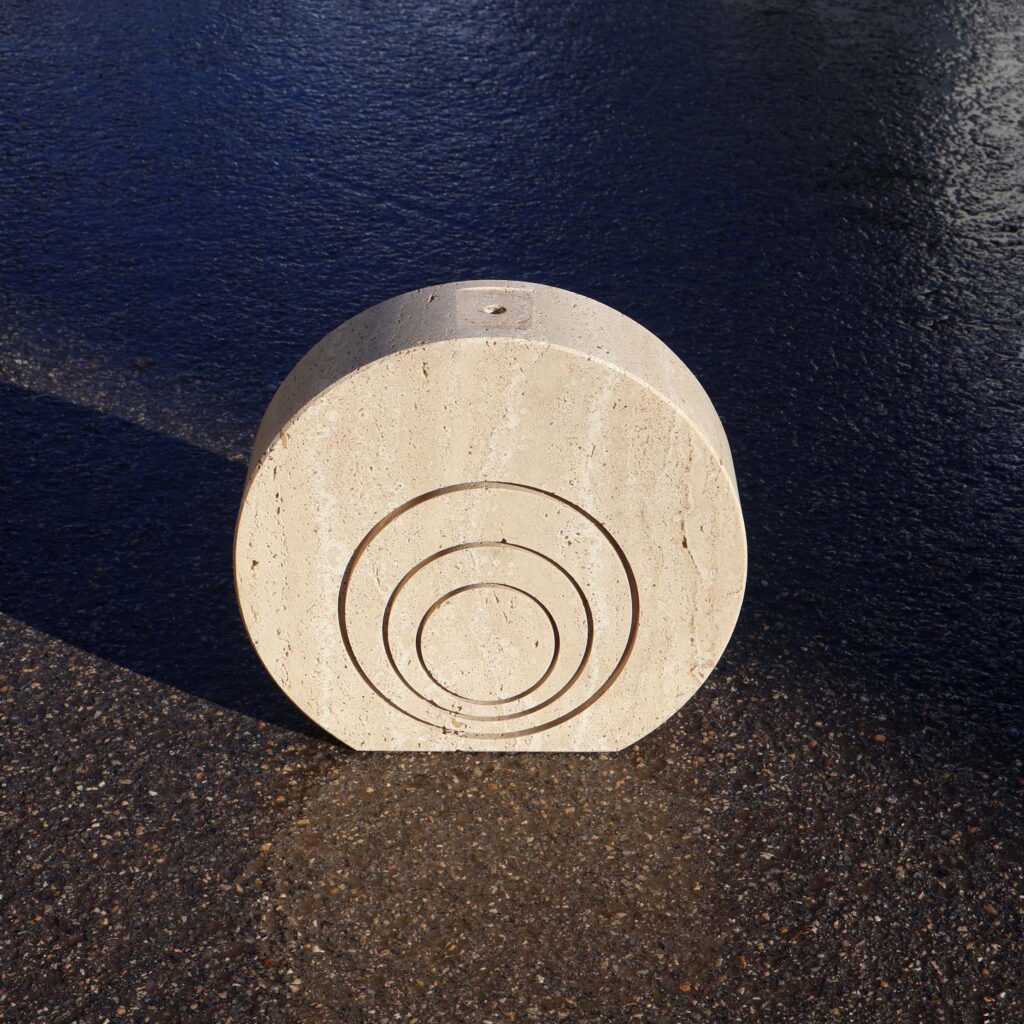Socle travertin Fratelli Mannelli. Base de lampe en marbre