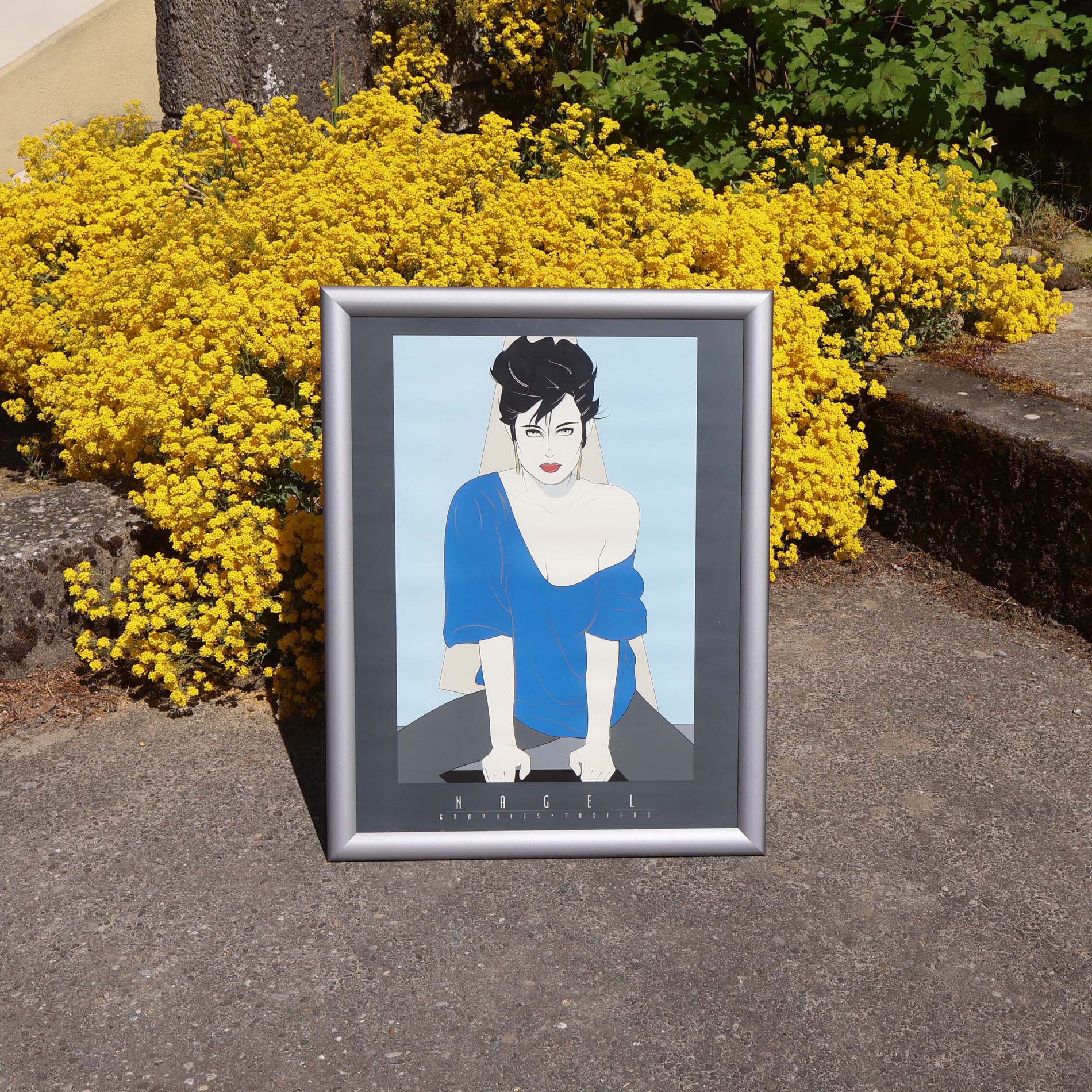 Patrick Nagel blue sweater 80s. Poster encadré, dans cadre alu.