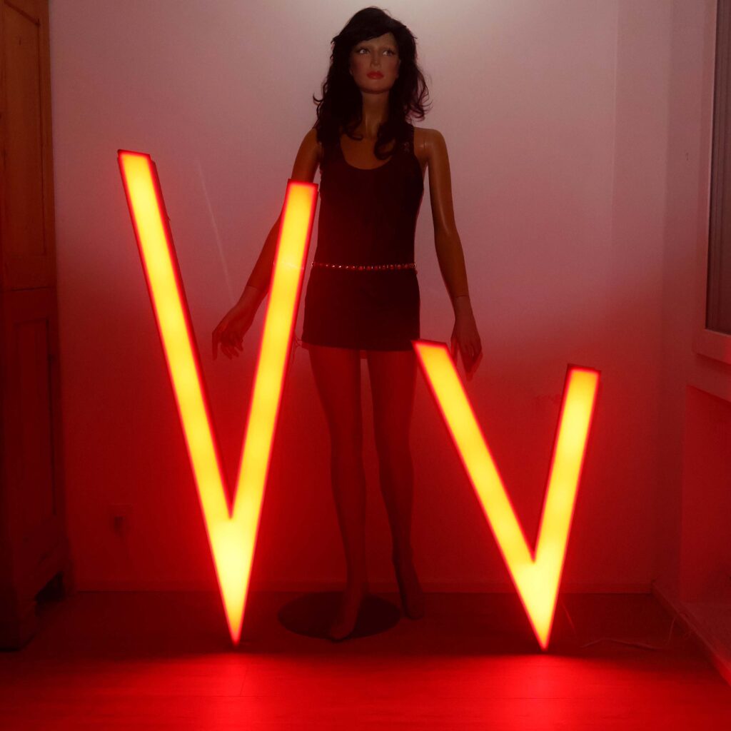 Grands V lumineux rouges LED. Déco intérieure avec objets