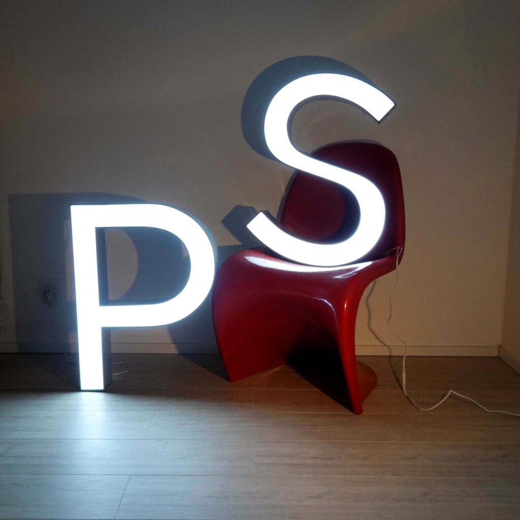 Lettres lumineuses d'enseigne PS. Lettres publicitaires illuminées