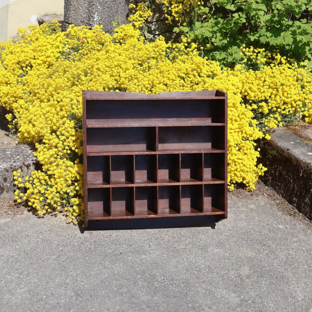 Meuble trieur courrier 1940s. Ancienne étagère murale