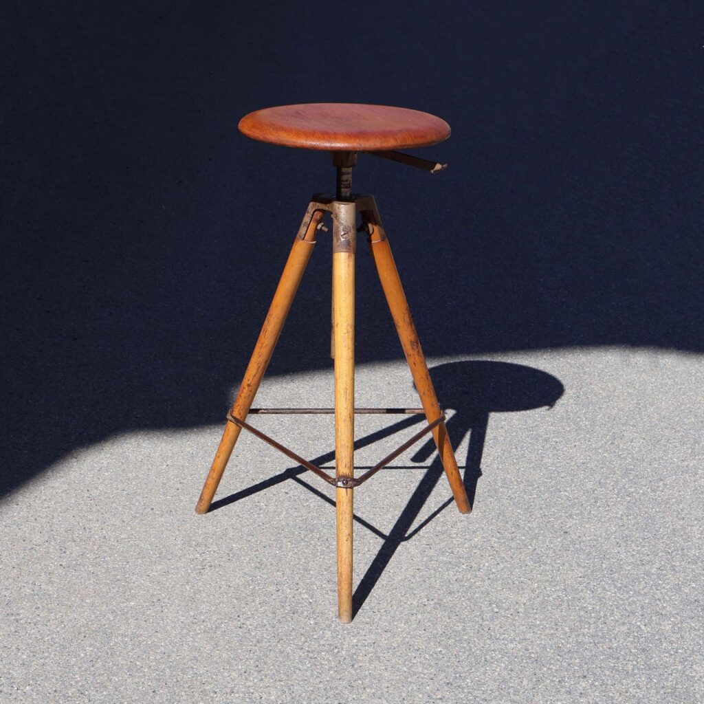 Tabouret d'architecte 1950s. En bois avec pied tripode.