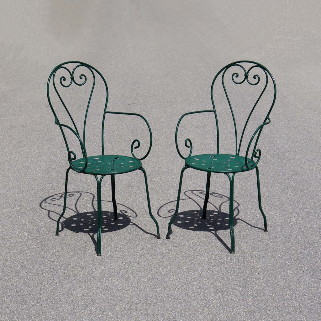 2 fauteuils de jardin fer forgé 60s. Sièges de style romantique.