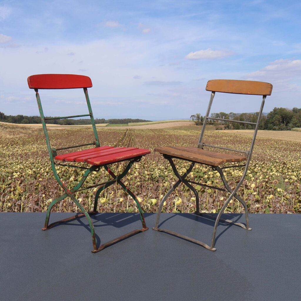 Chaises pliantes terrasse brasserie. Paire de sièges pliables vintage.