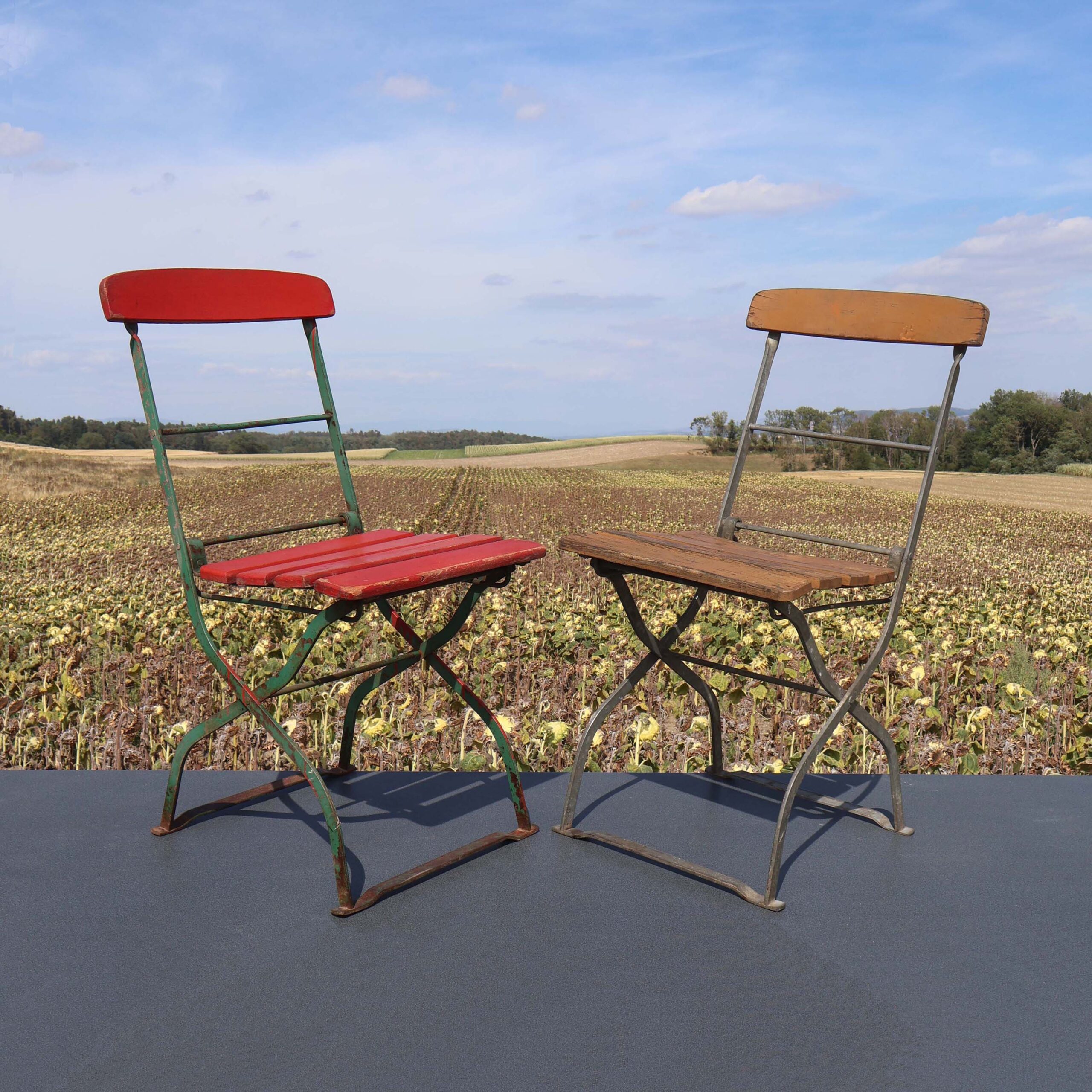 Chaises pliantes terrasse brasserie. Paire de sièges pliables vintage.
