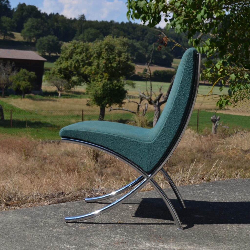 Fauteuil design 1960. Velours vert. Châssis en tube acier chromé.