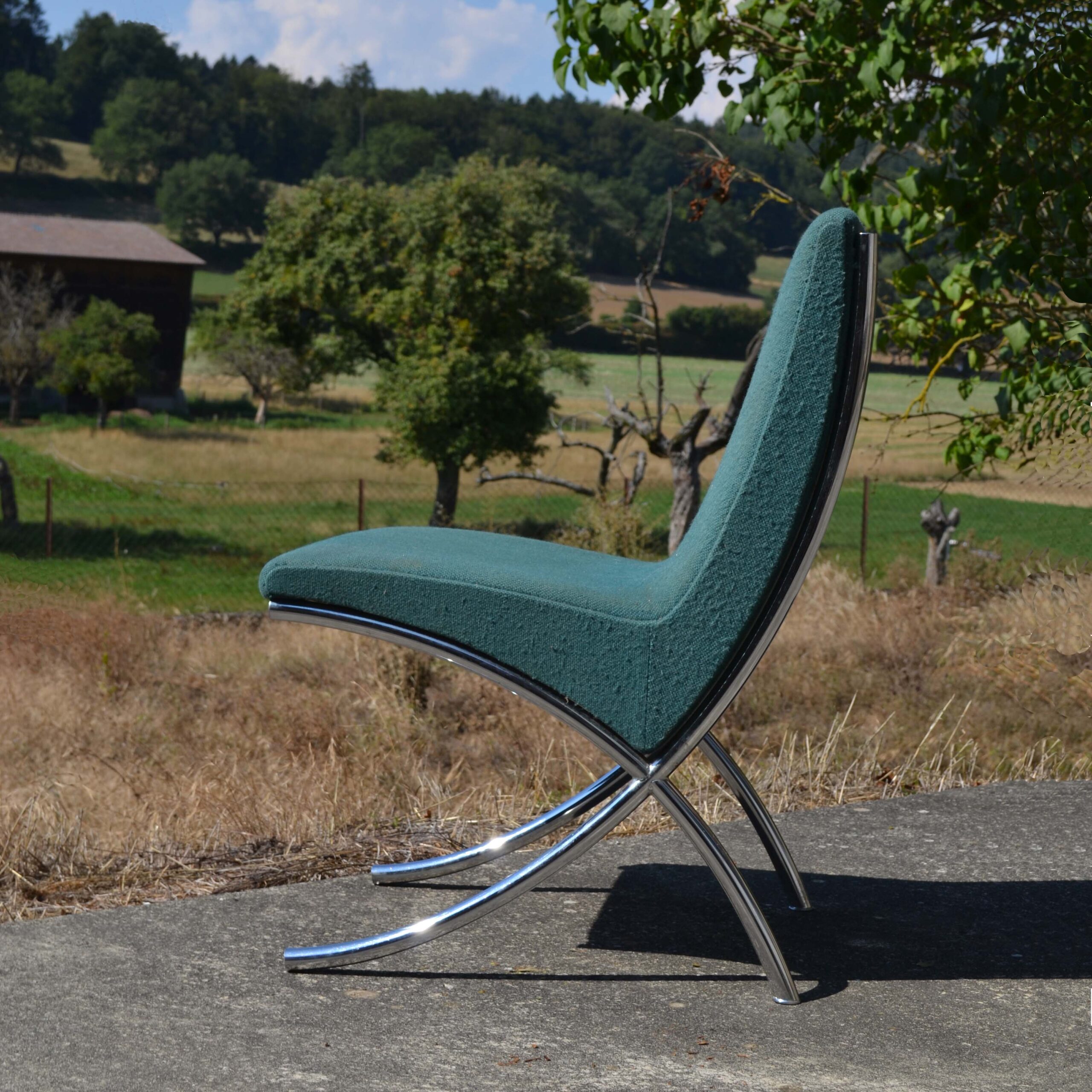 Fauteuil design 1960. Velours vert. Châssis en tube acier chromé.