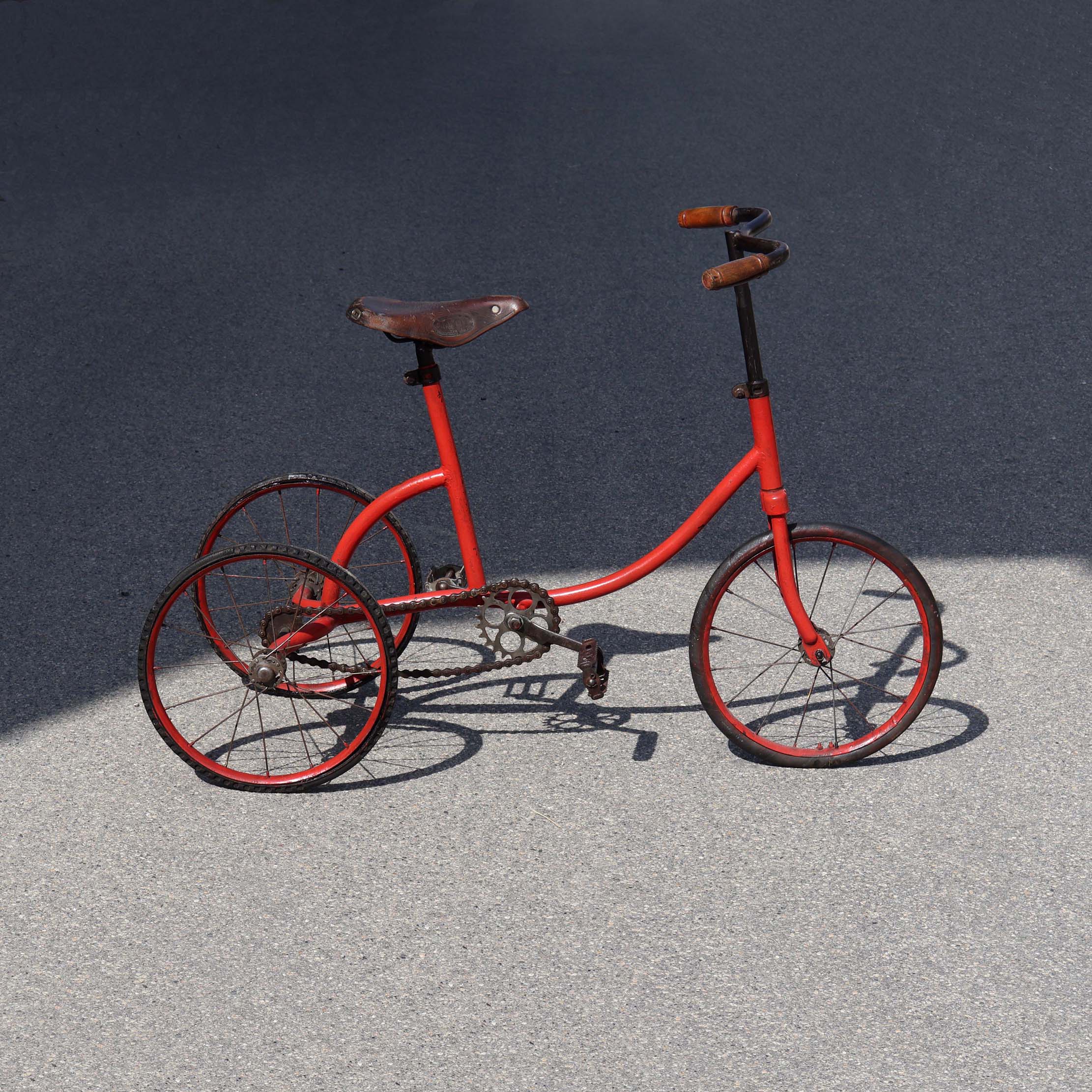 Grand tricycle d'enfant 1930s. Ancien vélo à 3 roues.