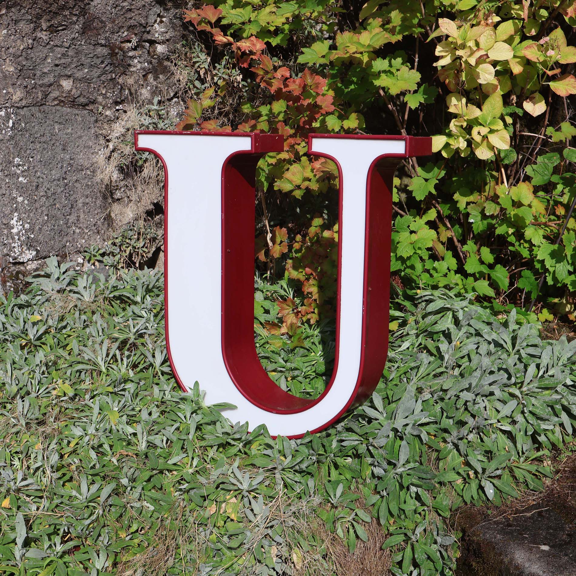 Lettre d'enseigne vintage U serif. Lettre publicitaire lumineuse