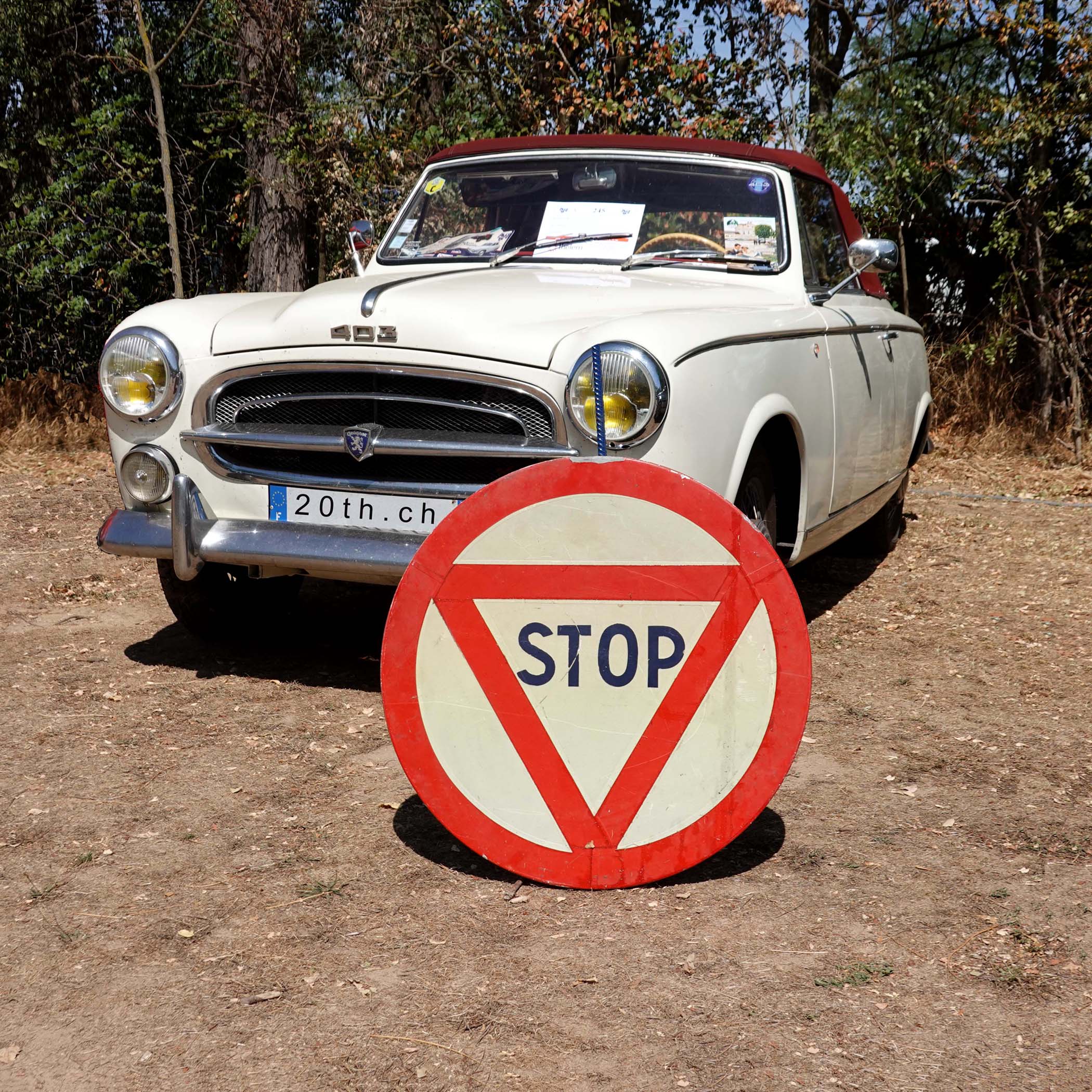 Panneau Stop vintage 60s rond. Ancien modèle d'écriteau