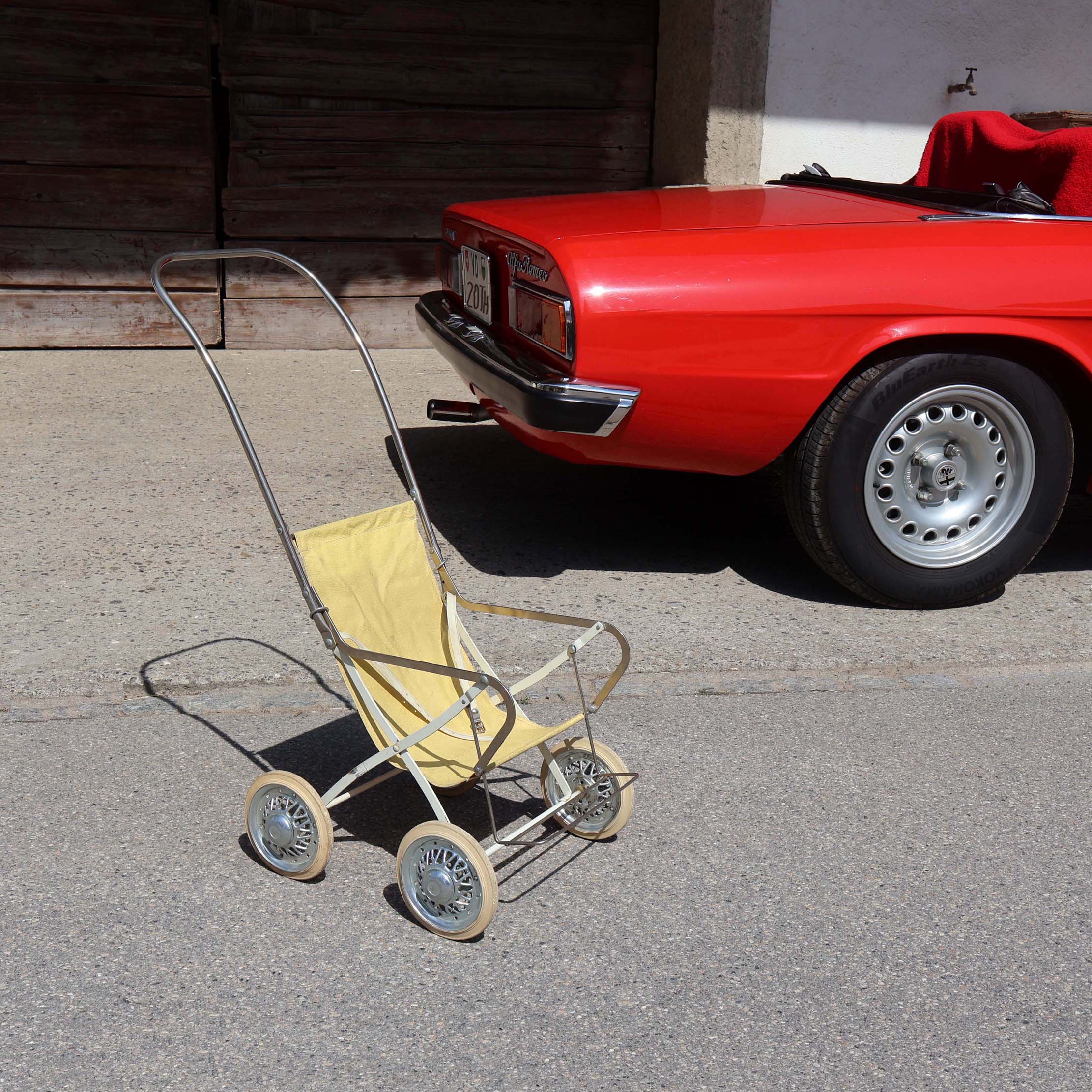 Poussette de poupée pliante 60s. Pousse-pousse joute vintage