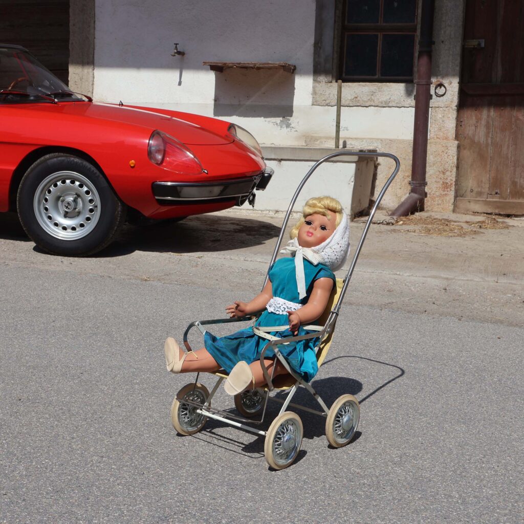Poussette jouet avec poupée 50s. Pousse-pousse 60s pour fillette.