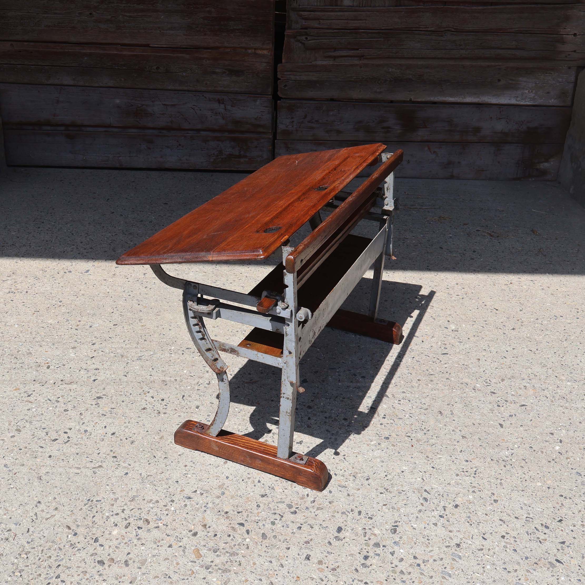 Pupitre A. Mauchain Genève. Table d'école réglable en hauteur.