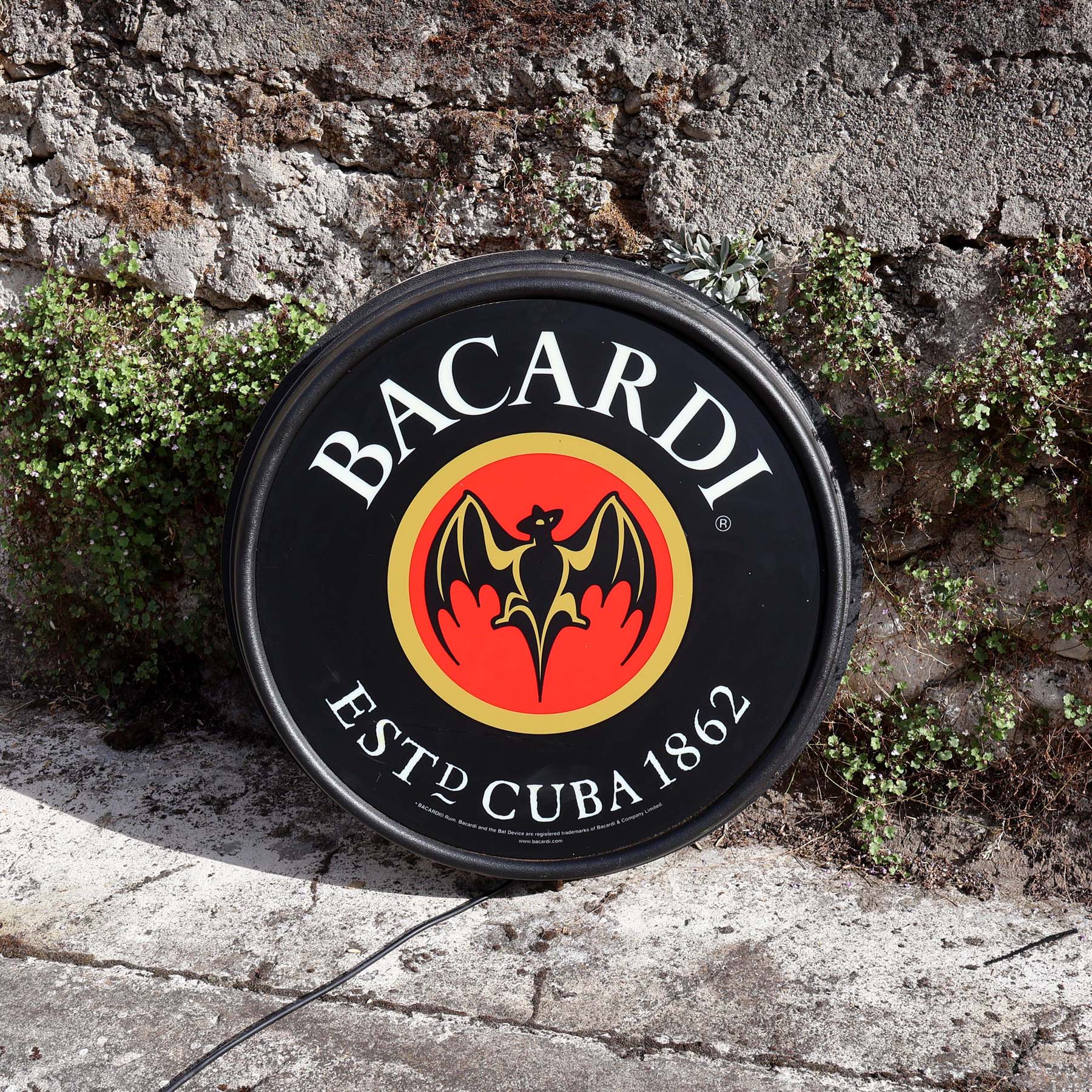 Bacardi rhum enseigne lumineuse ronde d'intérieur de bar.
