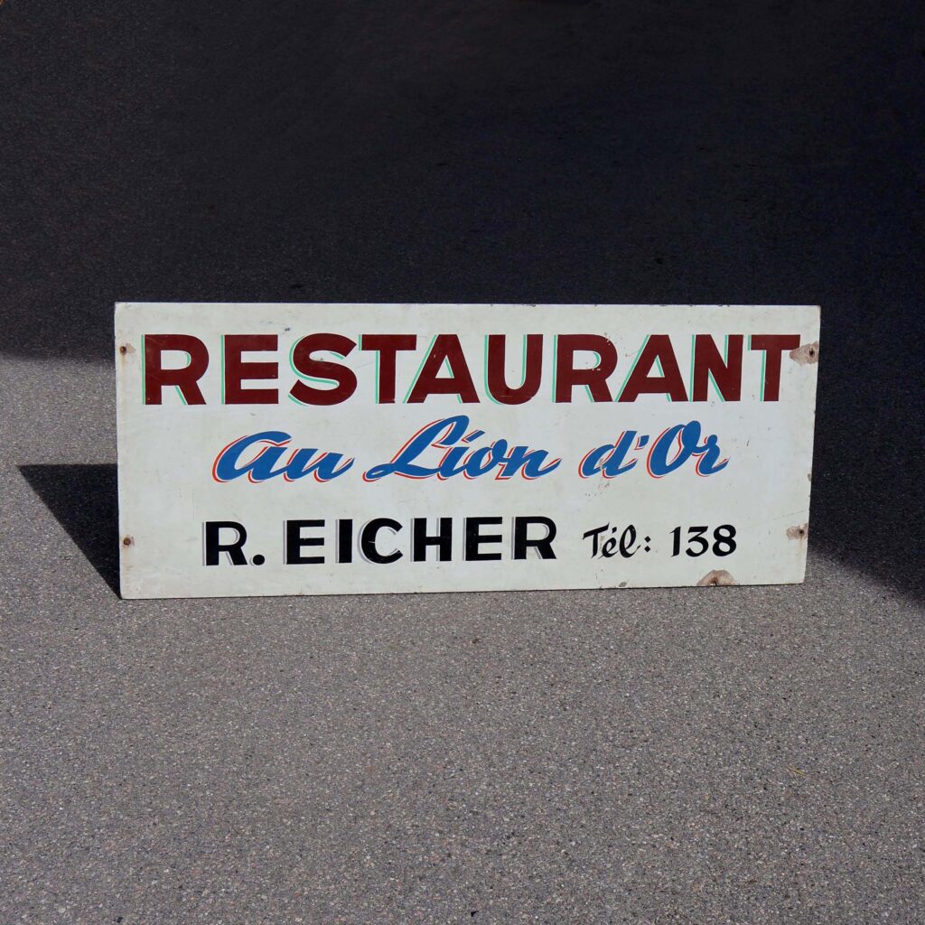 Restaurant lion d'or enseigne 60s. Panneau peint à la main.