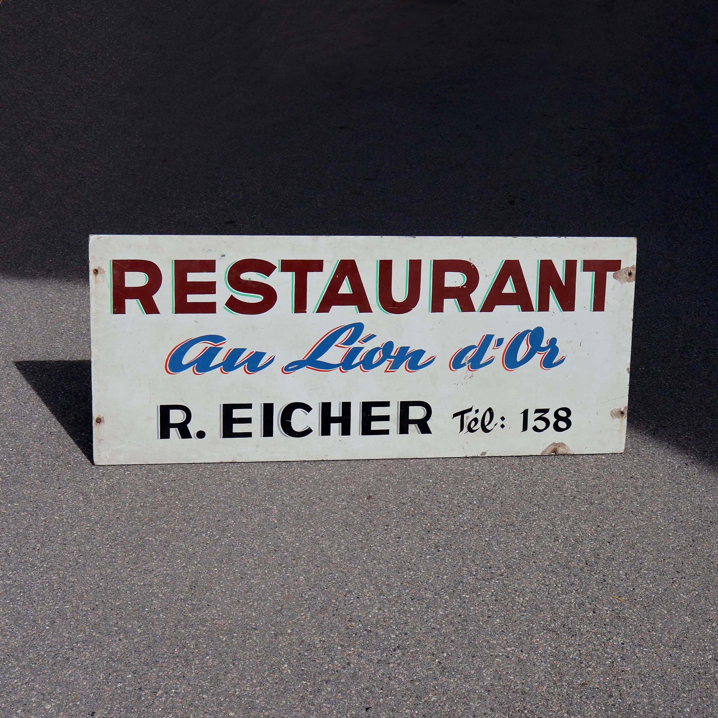 Restaurant lion d'or enseigne 60s. Panneau peint à la main.