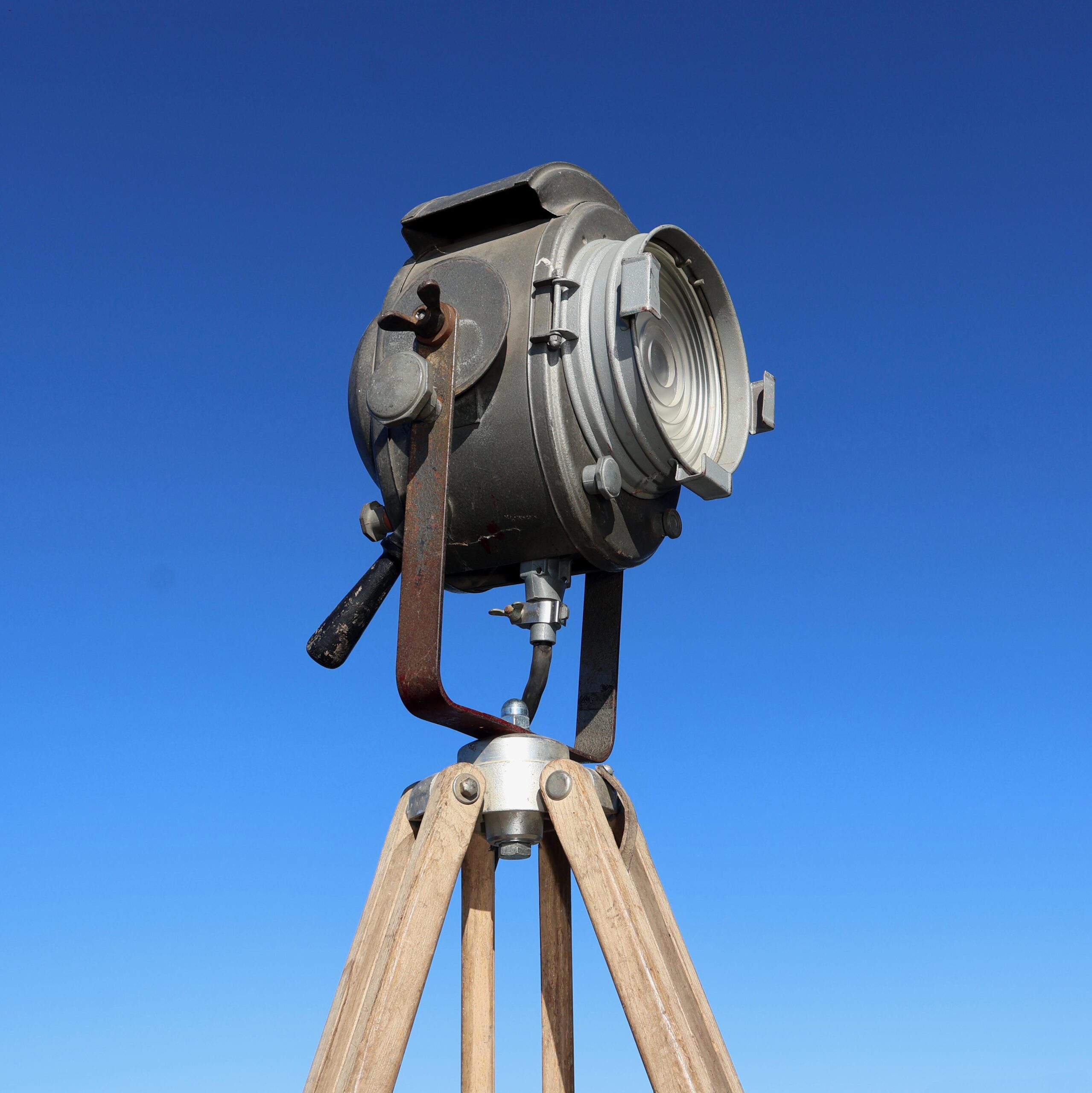 Ancien projecteur Cremer trépied en bois de marque Kern.