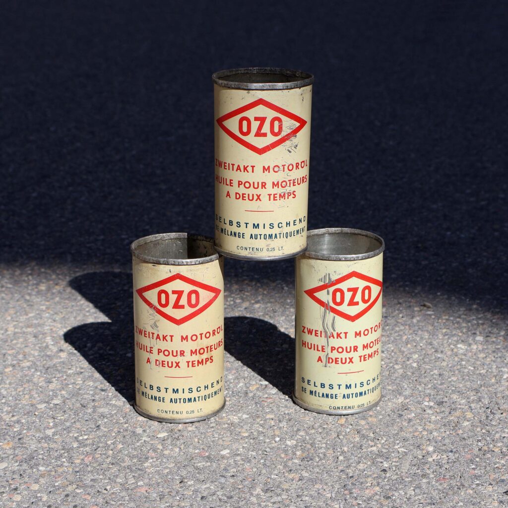 Bidons huile OZO 50s. Mélange 2t. Boites d'huile pour moteurs