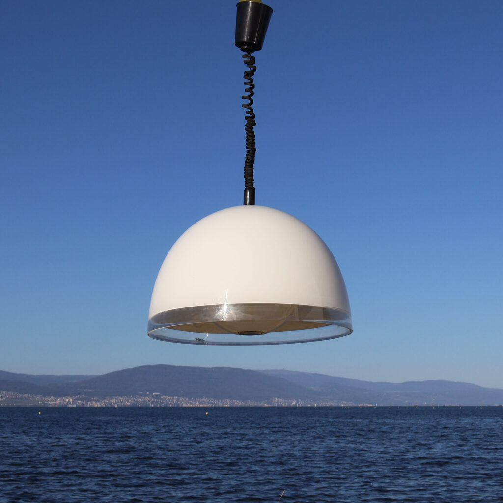 Lampe space age Harvey Guzzini 1970s. Demi-sphère blanche