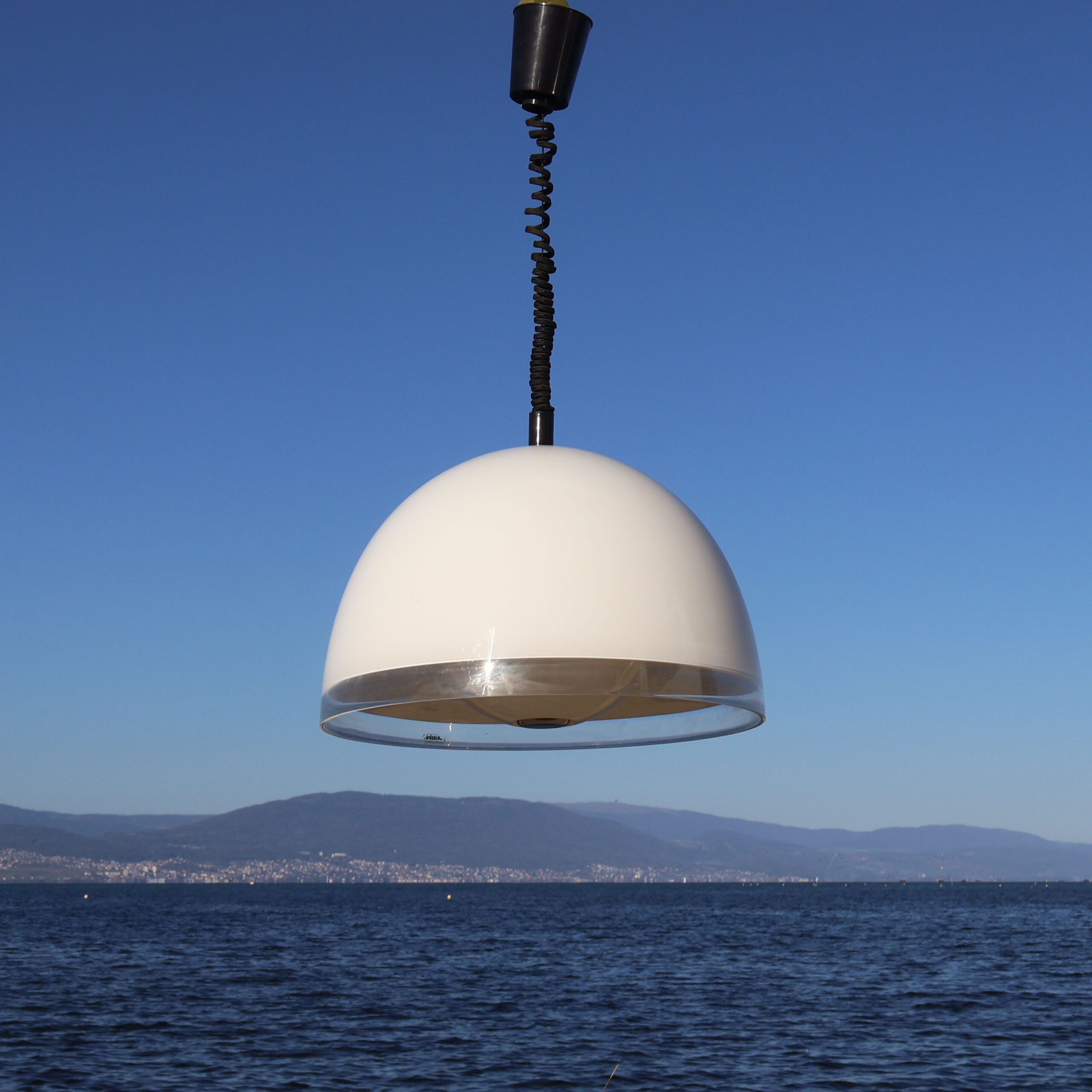 Lampe space age Harvey Guzzini 1970s. Demi-sphère blanche