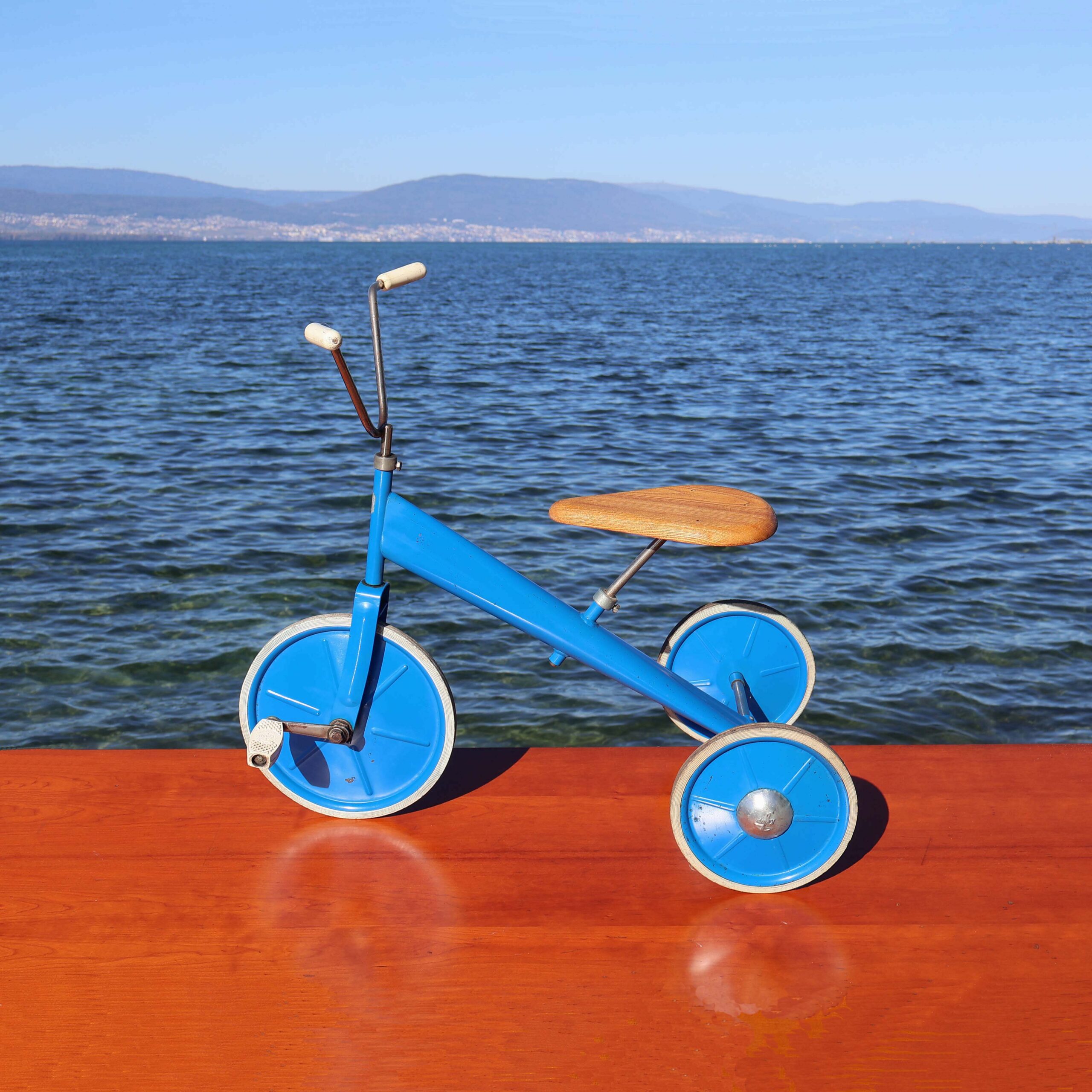 Tricycle vintage Kemp bleu 70s. Vélo d'enfant à 3 roues. Fabrication Suisse